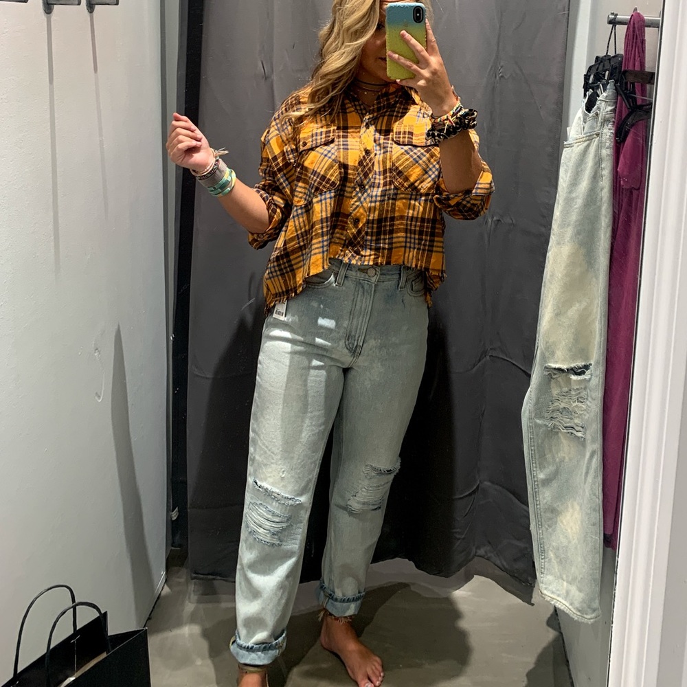 urban outfitters knee ripped mom jeans